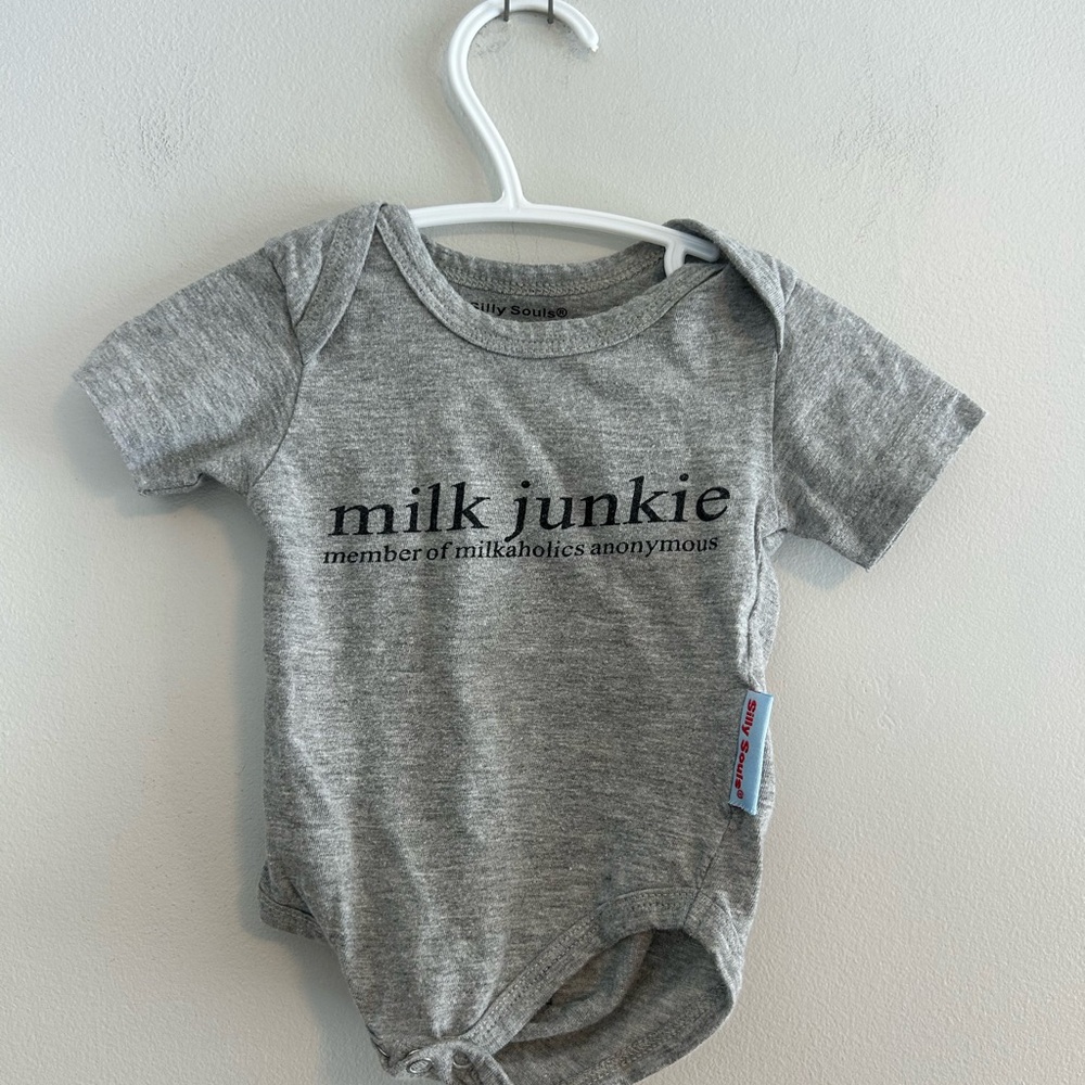 Silly souls 0/3m grey "milk junkie" short sleeve Onesie